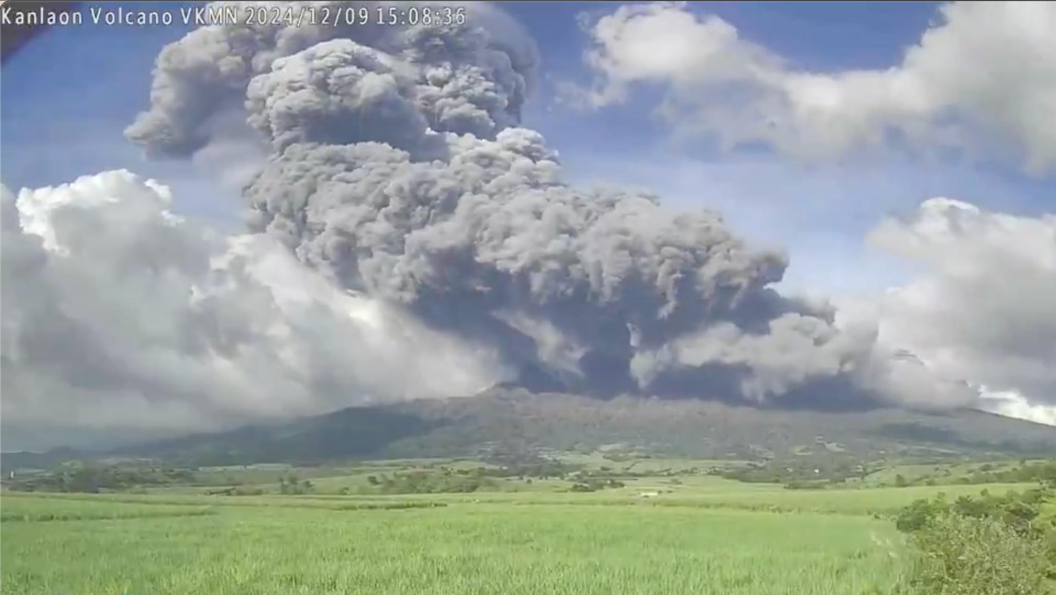 Philippines volcanic eruption: Kanlaon volcano 'may progress to further explosive eruptions'