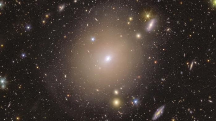 Euclid telescope spots rare 'Einstein ring' hiding near Earth — and an ancient, unnamed galaxy behind it