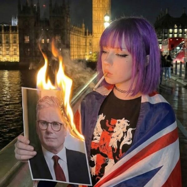 Far-Right Dweebs Are Getting Scammed by an AI-Generated Waifu