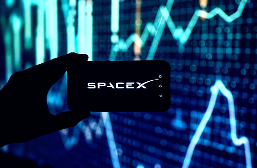 Buckle Up: New Fund Will Let Regular Investors Buy SpaceX Stock