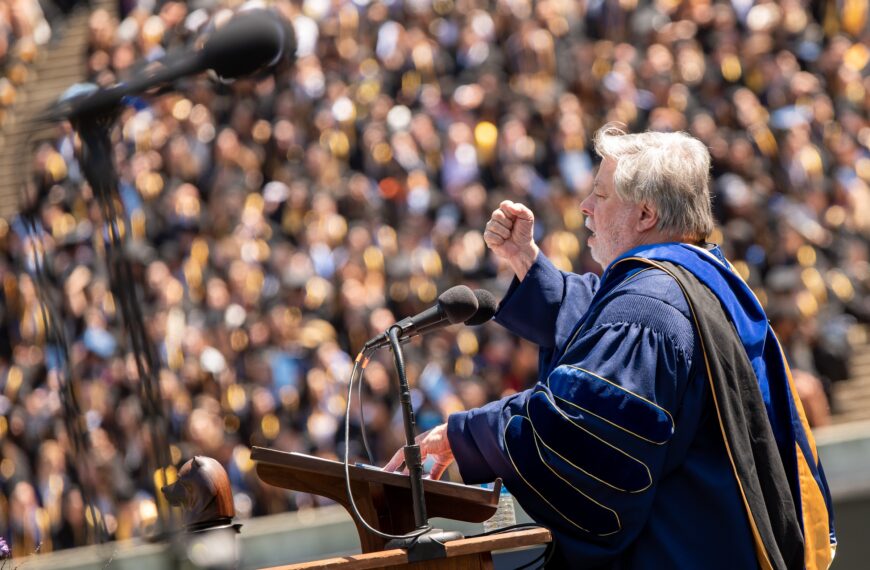 Graduating Students Cheer as Steve Wozniak Tell Them Human Intelligence Still Matters