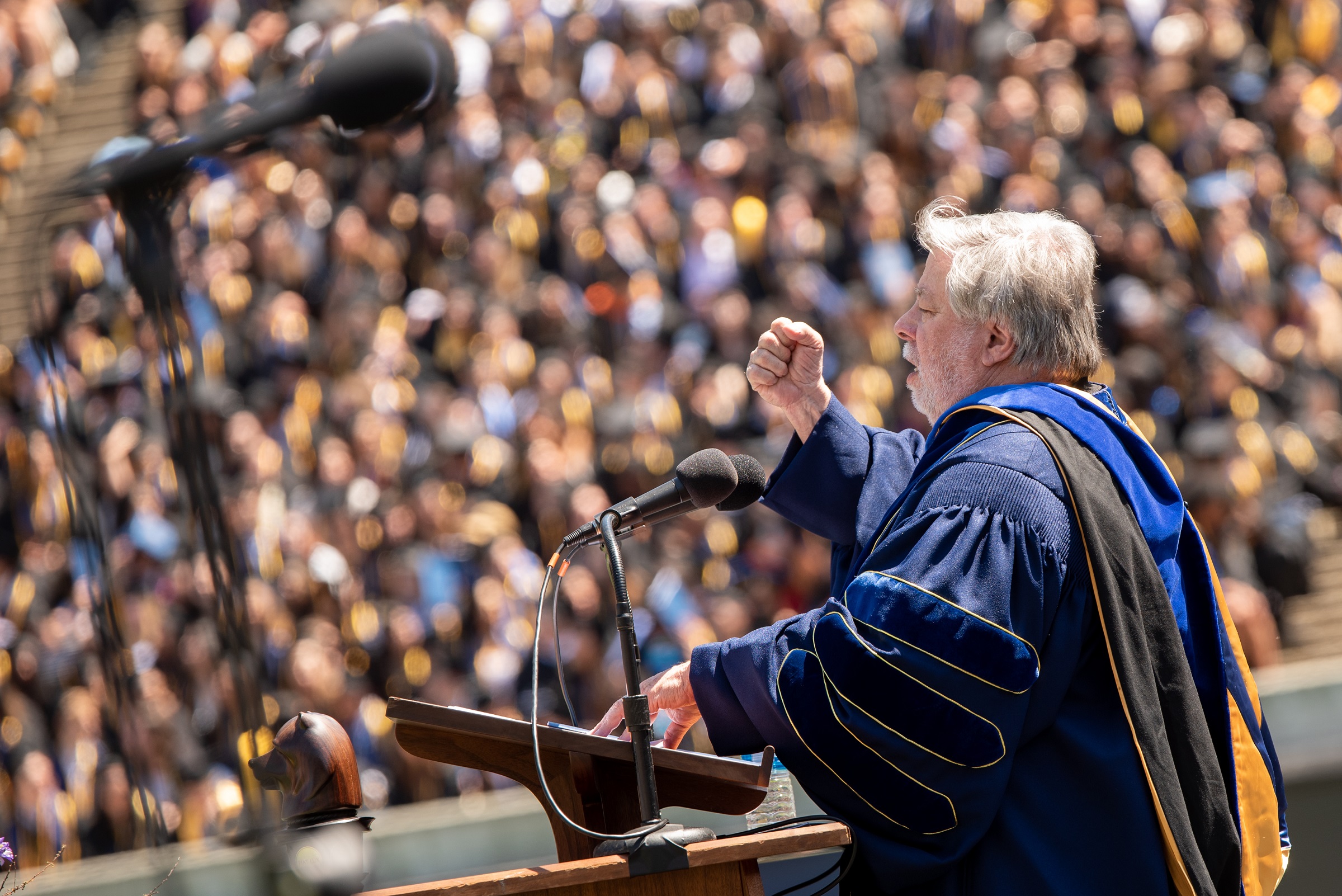 Graduating Students Cheer as Steve Wozniak Tell Them Human Intelligence Still Matters