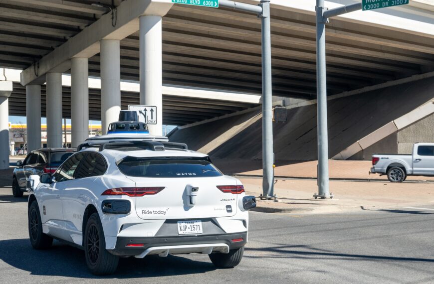 Man Says His Waymo Ditched Him at the Airport Before He Could Get His Luggage Out of the Trunk, Refused to Return