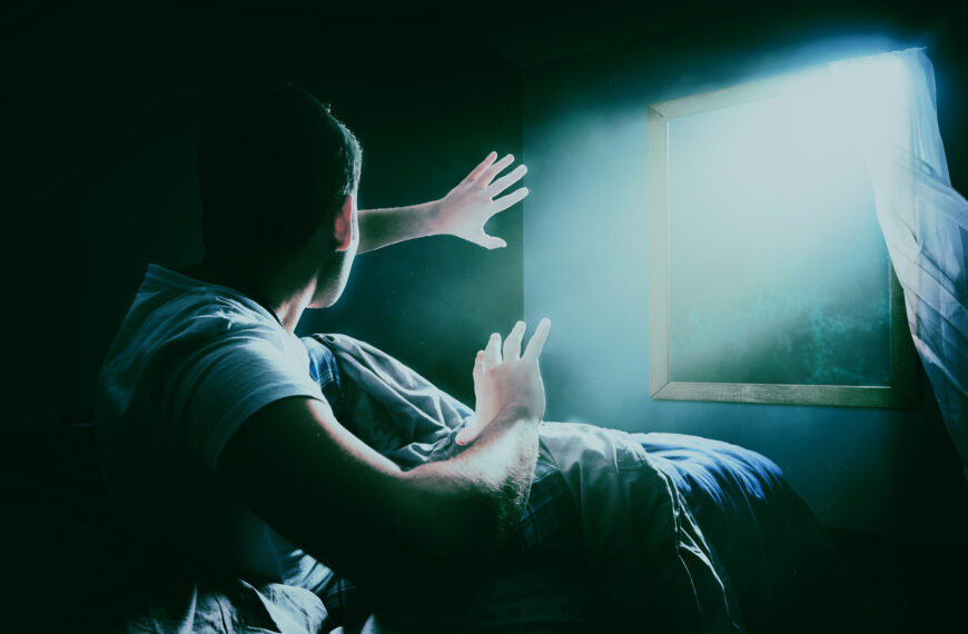 Suburbanites Freaked Out by Mysterious Drones Leering Into Their Homes at Night