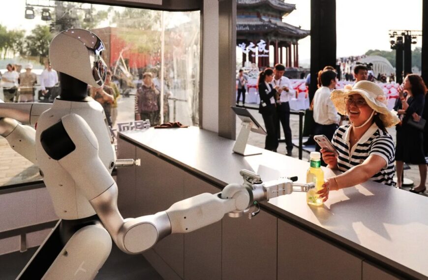 A New Store in Hong Kong Has No Human Employees, Just a Single Humanoid Robot