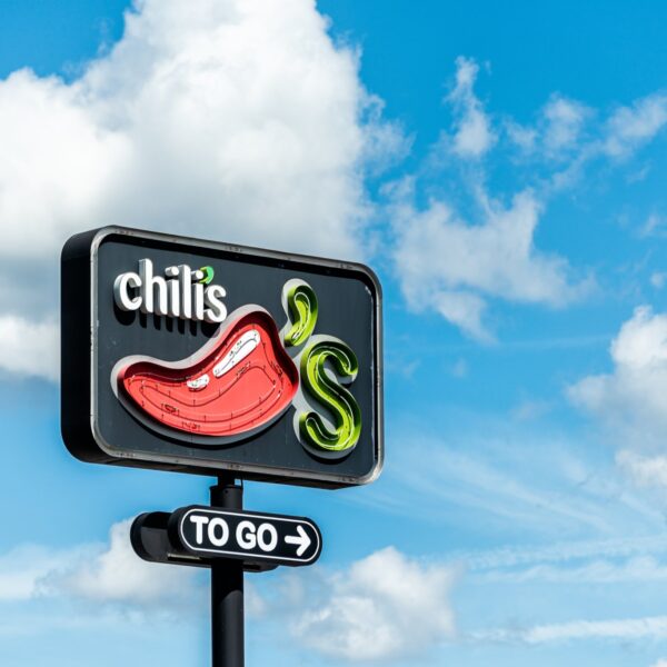 Business World Stunned That a Restaurant Chain Is Doing Well Without Mindlessly Embracing AI