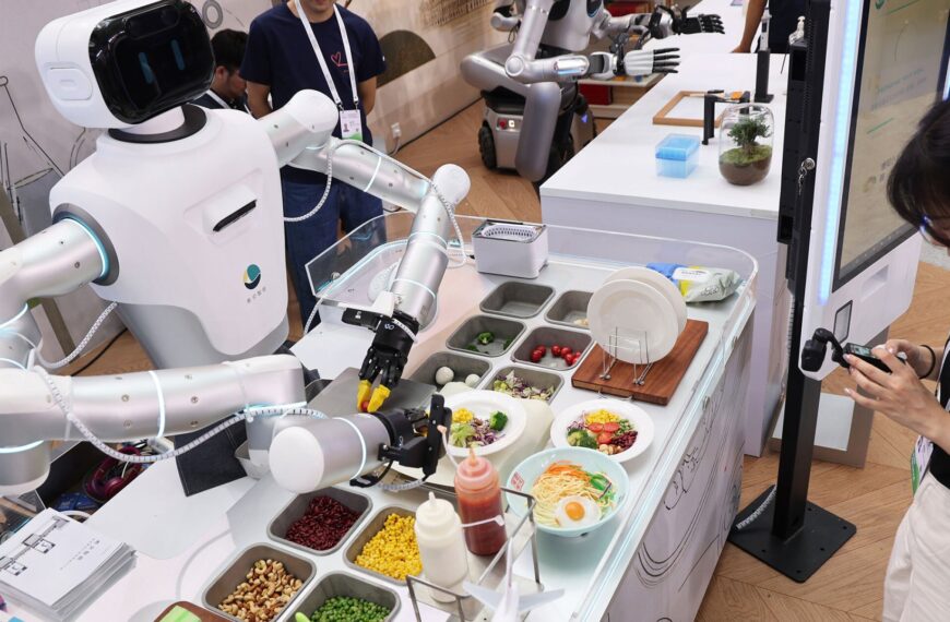 Chinese Companies Are Unleashing AI-Powered Robo-Chefs