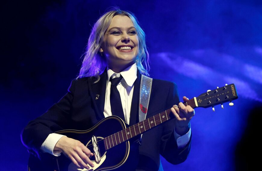 Phoebe Bridgers Banned Phones at Her Concerts and It’s Creating a Beautiful and Mysterious Experience Where People Are Drawing Her Amazing Light Show by Hand